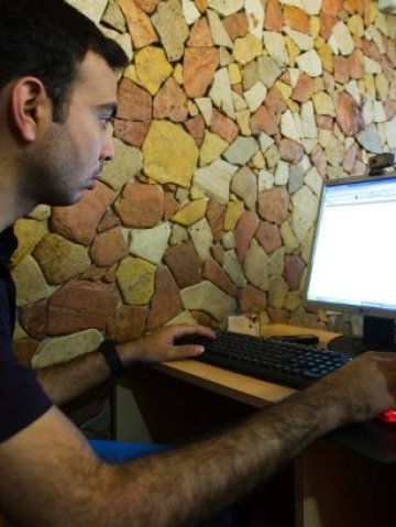 <p>
	Клиент на интернет кафе в Техеран в началото на май. Сайтове като Facebook, Twitter, YouTube и други бяха блокирани в навечерието на президентските избори.<em> Снимка: Ройтерс&nbsp;</em></p>
