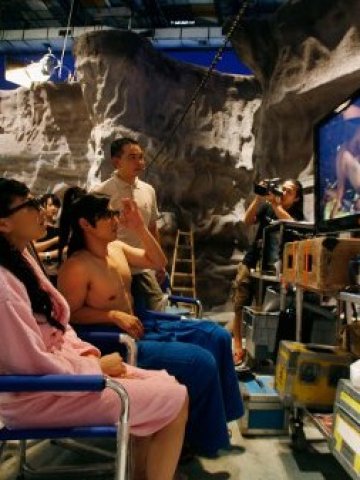 <p>Лентата се радва на интерес от страна на жадните за подобни забавления китайци.<br />
<i>Снимка:</i> Ройтерс</p>