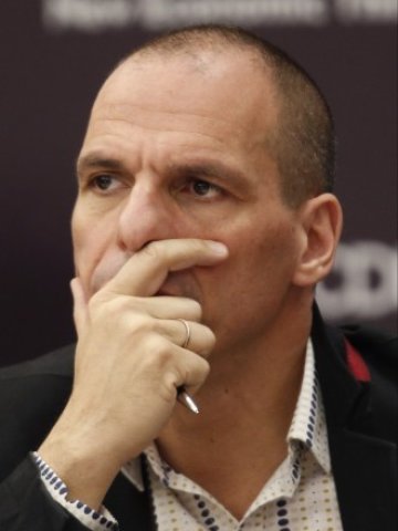 <p>
	Варуфакис изпадна в изолация по време на срещата на Еврогрупата в Рига в петък. <em>Снимка: Ройтерс</em></p>
