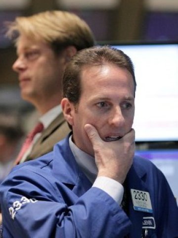 <p>
	Брокер следи напрегнато днешната търговия. <em>Снимка: Ройтерс</em></p>
