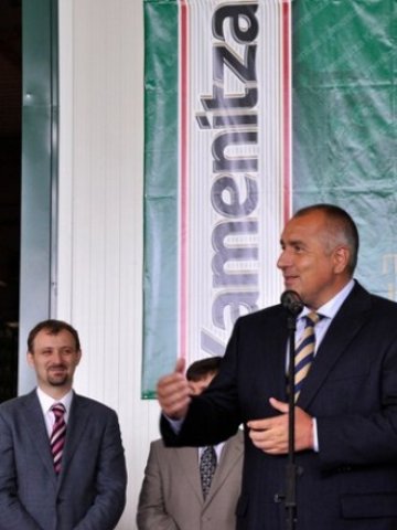 <p>
	Изпълнителният директор на &bdquo;Каменица&ldquo; Драган Радивоевич (л) и премиерът Бойко Борисов по време на церемонията по откриването на новите съоръжения. <em>Снимка: компанията</em></p>
