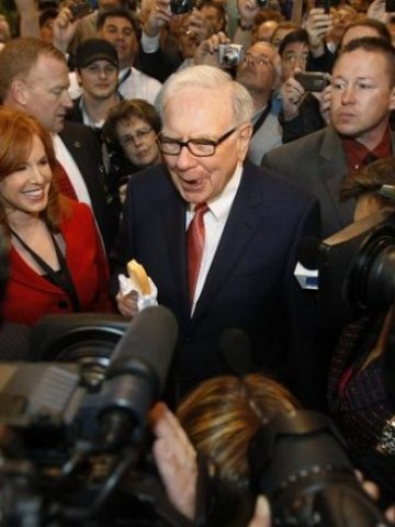 <p style="margin-bottom: 0cm">
	Бъфет със сладолед, заобиколен от медии, акционери и охрана преди годишното събрание на акционерите. <em>Снимка: Ройтерс</em></p>
