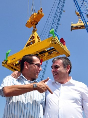 <p>
	<em>Транспортният министър Данаил Папазов участва в официалното пускане в експлоатация на два нови крана на пристанище &quot;Варна Запад&quot;</em> Снимка: <em>БТА</em></p>
