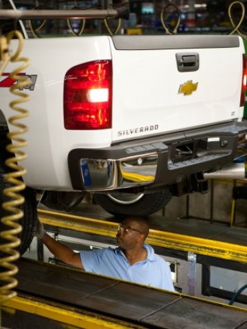 <p>
	Сглобяване на Chevrolet Silverado във фабрика на GM в Мичиган. <em>Снимка: Ройтерс</em></p>
