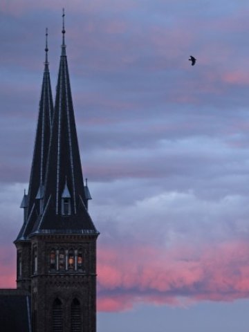 <p>
	<em>Залез над кулите на Familienkirche във Виена. Снимка: Ройтерс</em></p>
