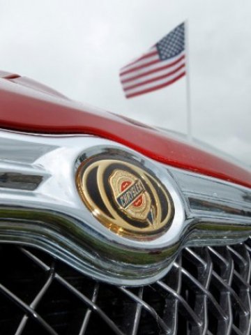 <p>
	Автомобил Chrysler е изложен за продажба на борса в Карлсбад, Калифорния.<em> Снимка: Ройтерс</em></p>
