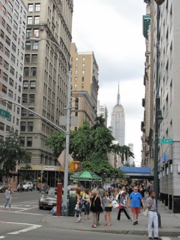 <p style="margin-bottom: 0cm">
	Пето авеню в Ню Йорк. <em>Снимка: LukeGordon1, лиценз: <a href="http://creativecommons.org/licenses/by/2.0/" target="_blank"><span lang="en-US">Creative Commons</span></a></em></p>
