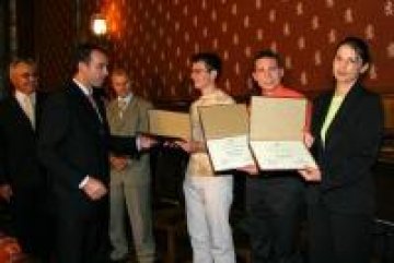 Управителят на БНБ Иван Искров връчи удостоверения за едногодишни стипендии. Снимка: БНБ