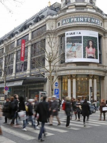 <p lang="bg-BG" style="margin-bottom: 0cm">
	Printemps мол в Париж. <em>Снимка: Ройтерс</em></p>
