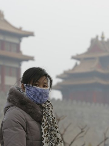 <p>
	Жителите на Пекин страдат особено много от замърсяването на въздуха. <em>Снимка: Архив Ройтерс</em></p>
