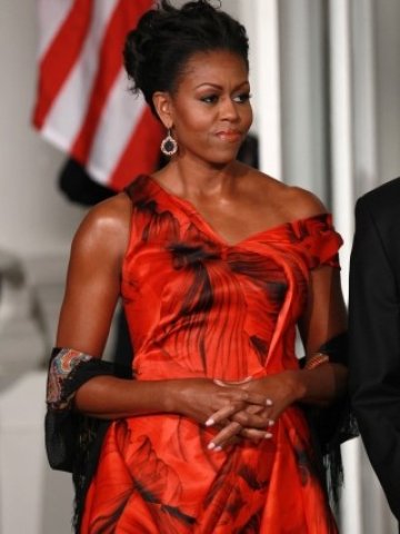<p>Червената рокля на Мишел Обама предизвика недоволство сред американските дизайнери. <i>Снимка: Getty Images</i></p>