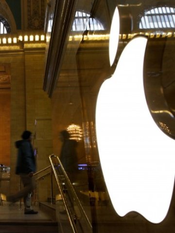 <p>
	Един от емблиматичните магазини на Apple в Ню Йорк. <em>Снимка: Ройтерс</em></p>
