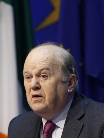 <p>
	Ирландският министър на финансите Майкъл Нуунън. <em>Снимка: Архив Ройтерс</em></p>
