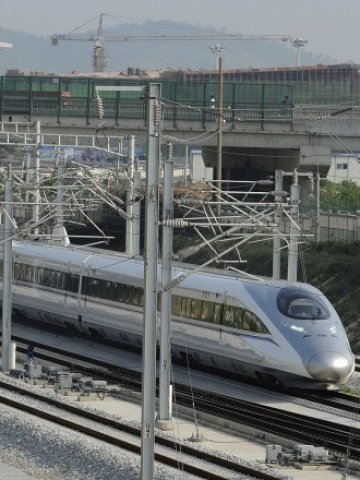 <p>
	Новият китайски влак, предизвикал патентните спорове с Япония. <em>Снимка: Ройтерс</em></p>
