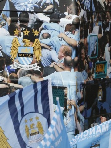 <p>
	Феновете на Манчестър Сити празнуват спечелената Купа на Англия. Снимка: Ройтерс</p>
