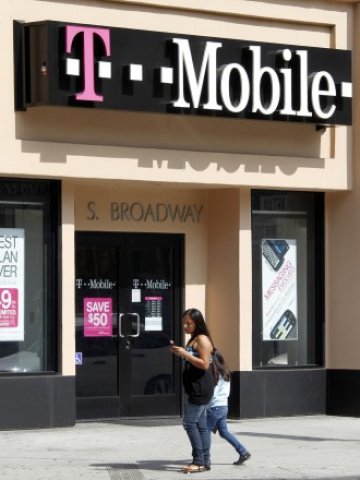 <p>
	Магазин на&nbsp;T-Mobile USA в Лос Анджелис. <em>Снимка: Ройтерс</em></p>
