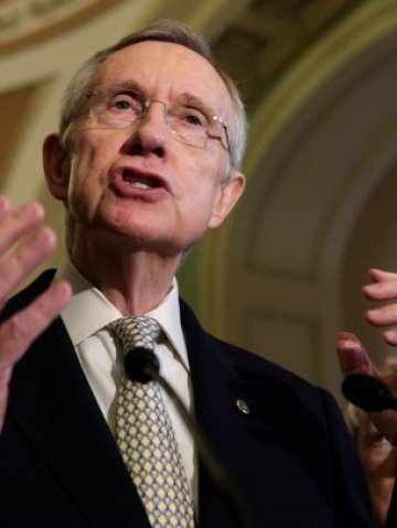 <p>
	&nbsp;Лидерът на мнозинството на демократите в Сената Хари Райд говори пред журналисти.<em> Снимка: Ройтерс</em></p>
