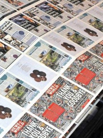 <p>
	Последният брой на News of the World излиза от печат. <em>Снимка: Ройтерс</em></p>

