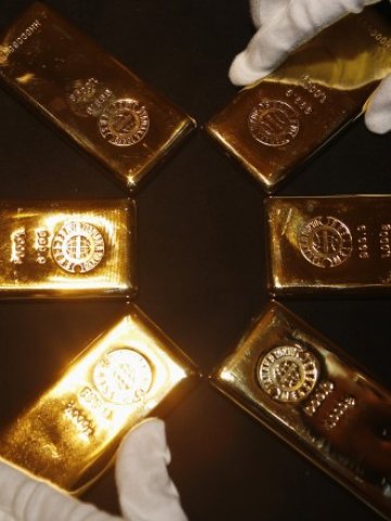 <p>
	Очаква се отдръпването от програмата за изкупуване на щатски облигации да понижи стойността на златото. <em>Снимка: Ройтерс</em></p>
