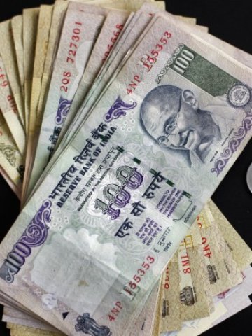 <p>
	Индийските пари се понижиха с над 15% спрямо долара пред последните 9 месеца. <em>Снимка: Ройтерс</em></p>
