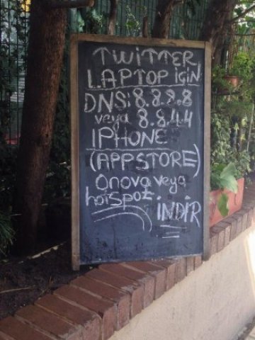 <p>
	Дъска пред ресторант в Турция примамва с обещание за достъп до социалната мрежа. <em>Снимка</em>: <em>Twitter via <a href="https://twitter.com/toutologue">@toutologue</a></em></p>
