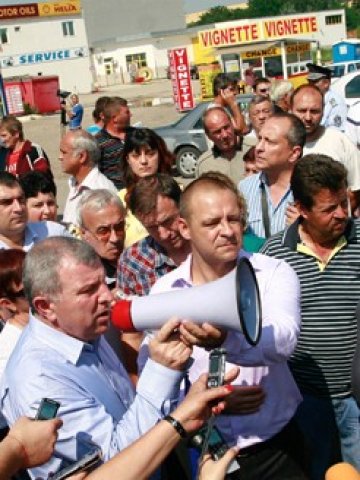 <p>
	Протестиращите се срещнаха с министъра на земеделието проф. Димитър Греков. &nbsp;Снимка: БТА</p>
