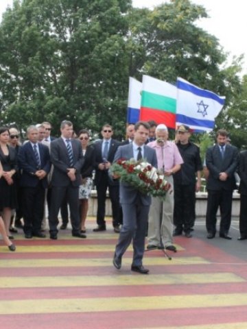 <p>
	<em>Делян Добрев на възпоменателна церемония в памет на жертвите от атентата в Бургас заедно с израелския министър на туризма Стас Мисежников</em>&nbsp;&nbsp; Снимка: МИЕТ</p>

