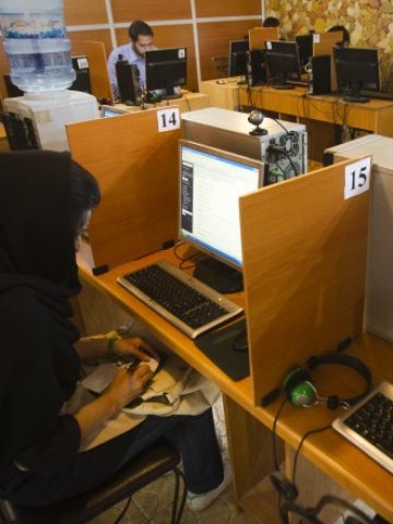 <p>
	Интернет кафене в Техеран. <em>Снимка: Ройтерс</em></p>

