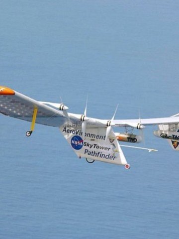 Соларният самолет Pathfinder Plus, създаден от NASA по проекта AeroVironment, кръжи над Хавай. Снимка: NASA