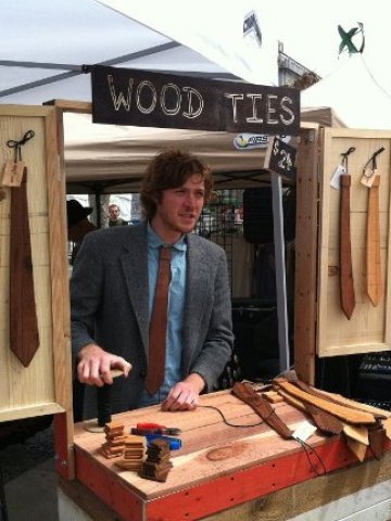 <p>
	Сергия на&nbsp;Wood Thumb на изложение по случай Деня на Земята.<em> Снимка: компанията</em></p>
