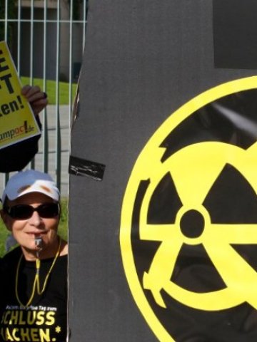 <p>
	Над 20 хил. души от 417 германски градове и села участват днес в протести срещу &quot;мирния атом&quot;.<em> Снимка: Ройтерс&nbsp;</em></p>
