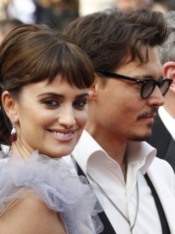 <p style="margin-bottom: 0cm">
	Актьорите в &bdquo;Карибски пирати 4&ldquo; Пенелопе Круз и Джони Деп при представянето на филма на фестивала в Кан. <em>Снимка: Ройтерс</em></p>
