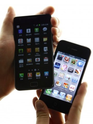 <p>
	Electronics' Galaxy S II на Samsung и iPhone 4 на Apple. <em>Снимка: Архив Ройтерс</em></p>
