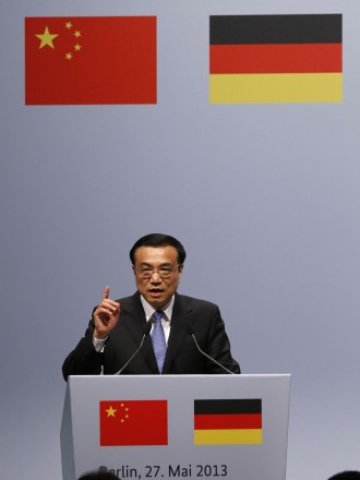 <p>
	Премиерът Ли Къцян държи реч по време на посещението си в Германия.&nbsp;<em>Снимка: Ройтерс</em></p>
