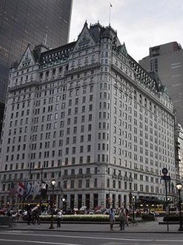 <p>Хотел Plaza.<i> Снимка: heathbrandon, лиценз: </i><a href="http://creativecommons.org/licenses/by/2.0/" target="_blank"><i><span lang="en-US">Creative Commons</span></i></a></p>