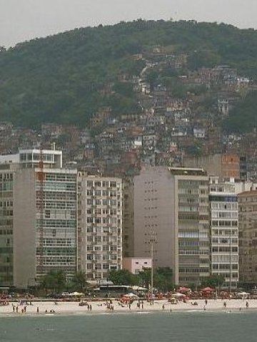 <p>Известният плаж Копакана в Рио и бедни квартали на заден план.<i> Снимка: Charlie Phillips, лиценз: </i><a href="http://creativecommons.org/licenses/by/2.0/" target="_blank"><i><span lang="en-US">Creative Commons</span></i></a></p>