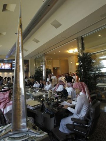 <p>
	Принц Алуалид бин Талал представя проекта в Рияд през 2011 г.<em> Снимка: архив Ройтерс</em></p>
