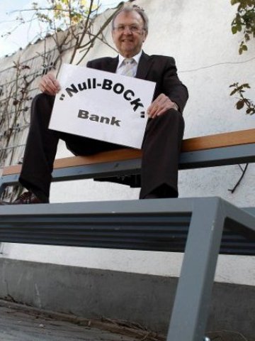 <p>Новата пейка &bdquo;без грам желание&ldquo; - седалката е на мястото на облегалката. <br />
<i>Снимка: Ройтерс</i></p>