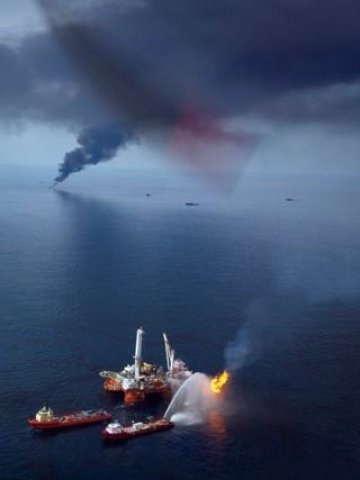 <p>Дълбоководната платформа Deepwater Horizon, чиято експлозия причини разлива в Мексиканския залив. <i>Снимка: Ройтерс</i></p>