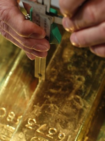 <p>
	Цената на благородния метал се влияе пряко от монетарните политики на централните банки. <em>Снимка: Ройтерс</em></p>
