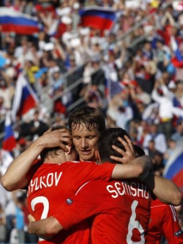<p>
	В квалификациите на Мондиал 2010 Русия завършва втора в групата,но отпада в баража след загуба от Словения.&nbsp;<em>Снимка: Ройтерс</em></p>
