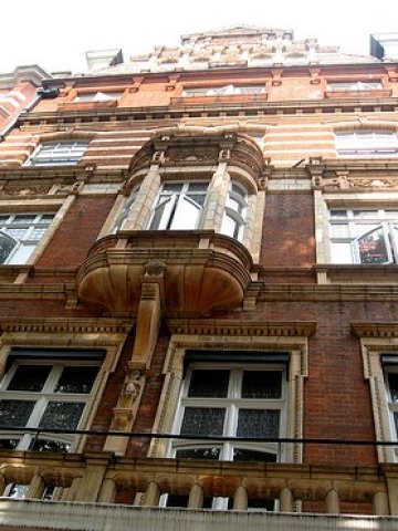 <p>
	<em>Жилищна сграда в лондонския квартал &quot;Кенсингтън&quot;. Снимка: Timitrius. Лиценз: <strong><a href="http://creativecommons.org/licenses/by-sa/2.0" target="_blank">Creative Commons</a></strong></em></p>
