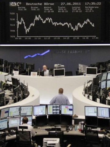<p>
	Трейдъри на борсата във Франкфурт. <em>Снимка: Ройтерс</em></p>
