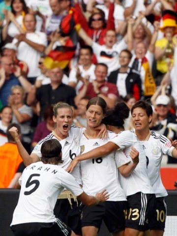 <p>
	Германките срещат силна подкрепа от трибуните. <em>Снимка: Ройтерс</em></p>
