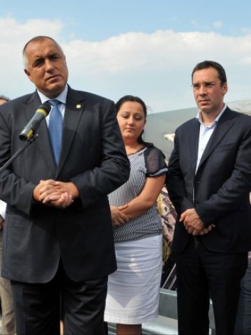 <p>
	Премиерът Борисов, министър Павлова и кметът на Бургас Димитър Николов при откриването на пътния възел. <em>Снимка: БТА</em></p>
