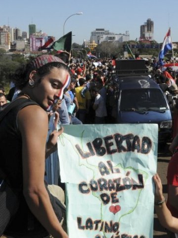 <p>
	<em>Протест срещу свалянето на парагвайския президент Фернандо Луго. Снимка: Ройтерс</em></p>
