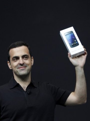 <p>
	<em>Продуктовият директор на Google Хюго Бара със Samsung Galaxy Nexus. Снимка: Ройтерс</em></p>
