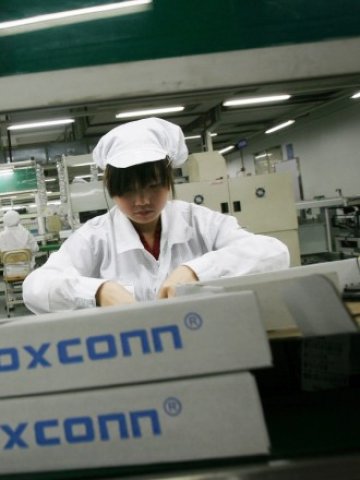 <p>
	Foxconn често е критикуван заради лошите условия на труд.<em> Снимка: Ройтерс</em></p>
