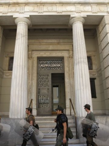 <p>
	<em>Централата на Alpha Bank в центъра на Атина, 30 май 2012 г. Снимка: Ройтерс</em></p>
