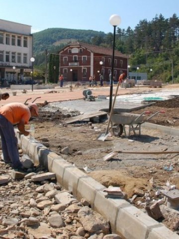 <p>
	<em>Редица малки села успяха да обновят централните си части със средства от земеделския фонд</em> &nbsp; &nbsp;Снимка: БТА</p>
